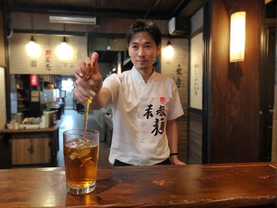 广州顶级桑拿会所宽敞明亮的大堂,水晶吊灯璀璨夺目,沙发区舒适典雅,营造出尊贵奢华的氛围。