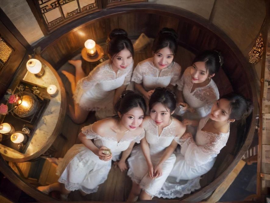 广州茶室一角,茶具摆放整齐,氛围温馨