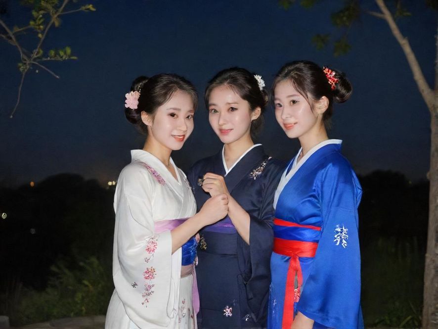 广州高端会所夜晚灯光下的现代简约风格