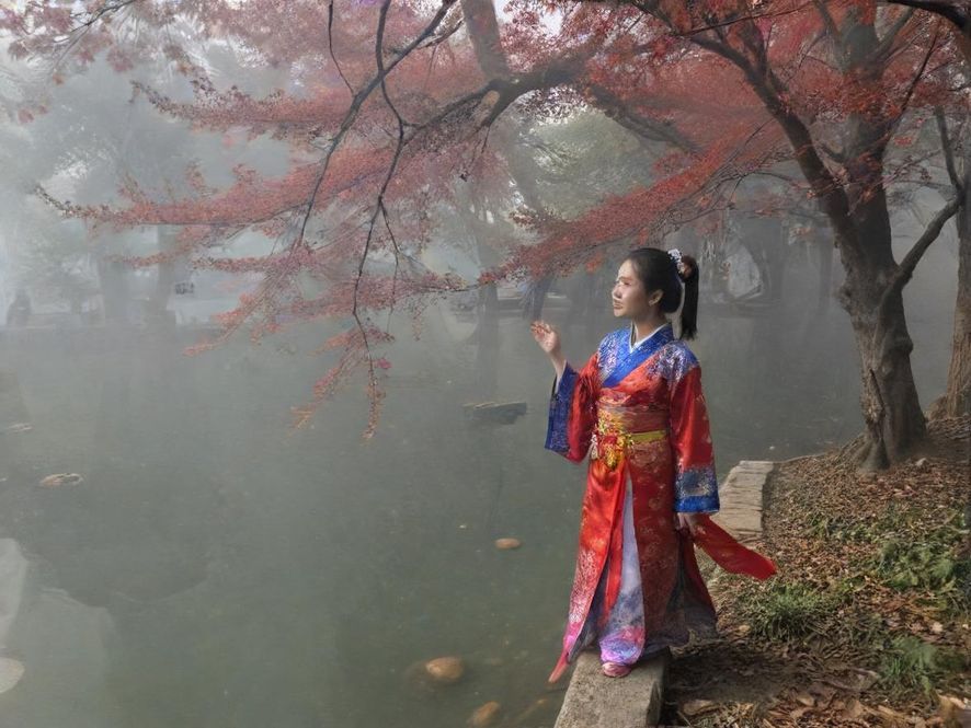 一个设计现代、充满艺术感的私密休闲区,提供舒适的沙发和柔和的照明,营造出轻松的氛围。