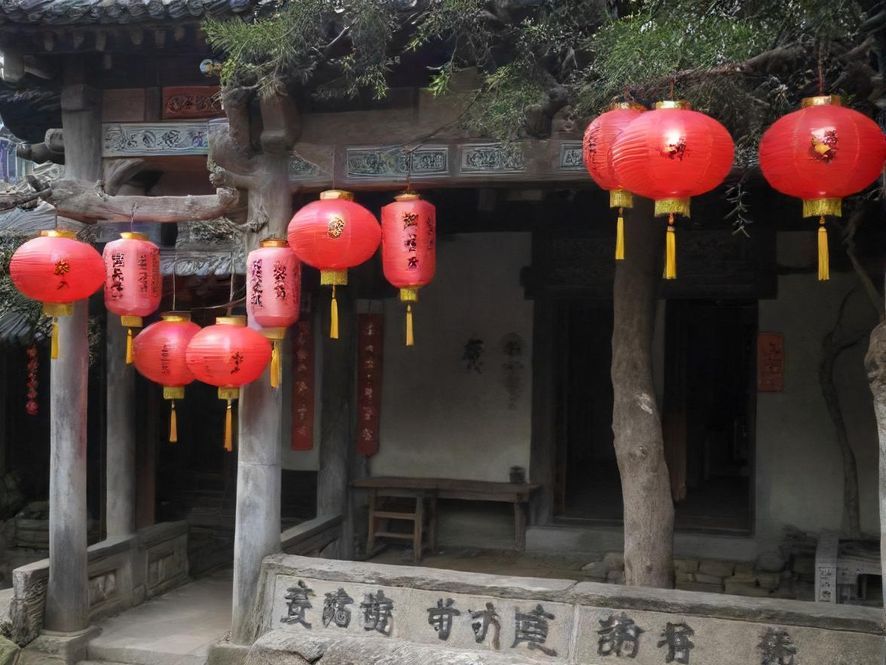 东莞某高端桑拿会所的豪华包间,灯光柔和,装饰典雅,尽显奢华与舒适。