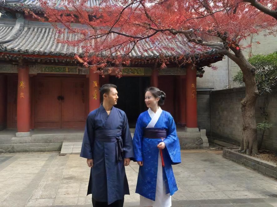 一间布置温馨、灯光柔和的私密会所,现代简约的沙发让人倍感舒适,营造出极致放松的氛围。