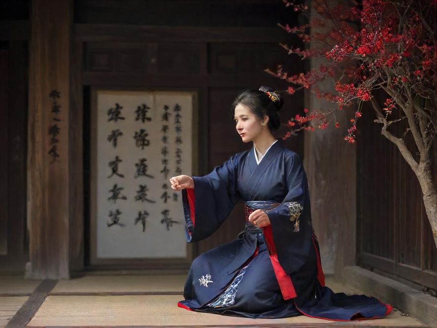 深圳南湖路桑拿会所内部,一间宽敞明亮的桑拿房,木质结构散发出温暖的光泽,柔和的灯光营造出极致的放松氛围。