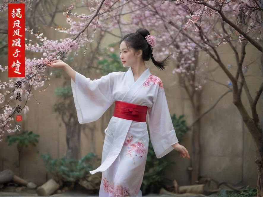 一间温馨舒适的桑拿房,散发着柔和的暖光,让人感到放松和宁静