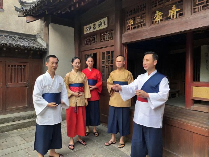 广州市中心一间高端按摩会所的宽敞明亮大堂,采用现代简约设计风格,营造出宁静舒适的氛围。